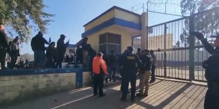 Tras retomar el control en la cárcel Fraijanes II, la PNC libera a los 28 guardias de presidios retenidos en ese lugar.