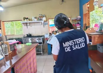 Salubristas de Flores refuerzan inspecciones en comercios para proteger la salud de la población