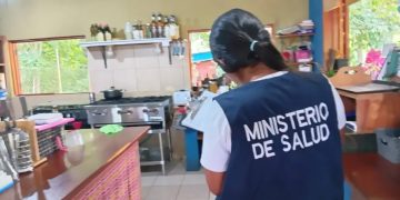 Salubristas de Flores refuerzan inspecciones en comercios para proteger la salud de la población