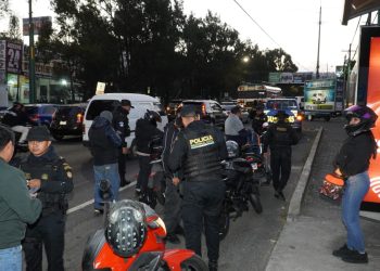 Operativos nocturnos de la PNC lograron la incautación de15 motocicletas y un taxi pirata