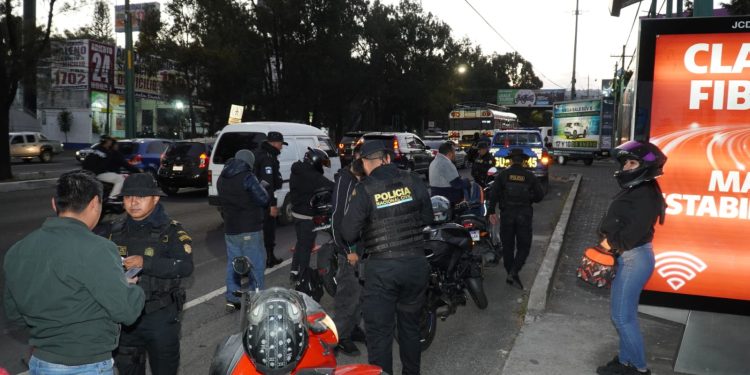 Operativos nocturnos de la PNC lograron la incautación de15 motocicletas y un taxi pirata