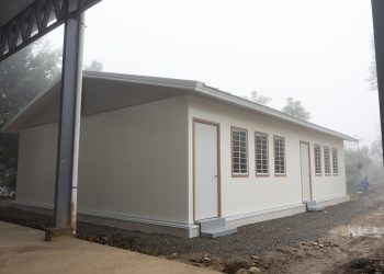 UCEE entrega módulo prefabricado a instituto de San Agustín Acasaguastlán./Foto: UCEE.