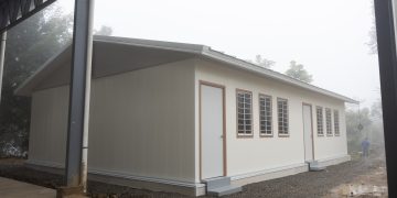 UCEE entrega módulo prefabricado a instituto de San Agustín Acasaguastlán./Foto: UCEE.