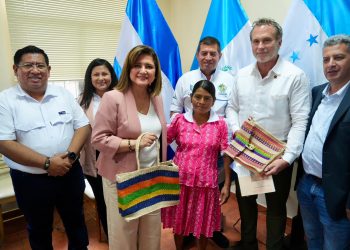 Vicepresidenta y director de Inguat visitaron la región trifinio. (Foto: Vicepresidencia)