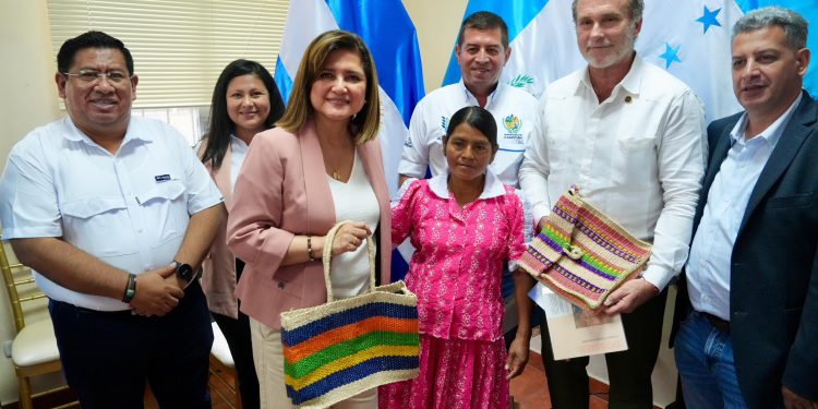Vicepresidenta y director de Inguat visitaron la región trifinio. (Foto: Vicepresidencia)