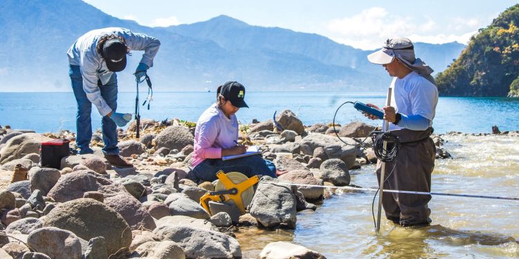 Durante el 2025 AMSCLAE promovió acciones de gestión ambiental en la cuenca del lago de Atitlán. (Foto: AMSCLAE)