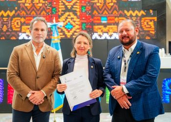 Autoridades suscriben el Pacto por un Atitlán Transparente./Foto: Inguat.