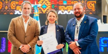 Autoridades suscriben el Pacto por un Atitlán Transparente./Foto: Inguat.