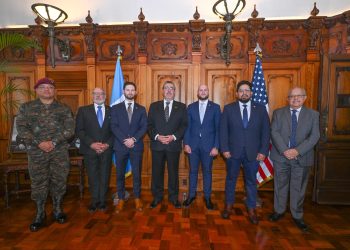 Presidente Arévalo junto a delegados de Estados Unidos, el canciller guatemalteco y el ministro de Defensa Nacional. / Foto: Gobierno de Guatemala.