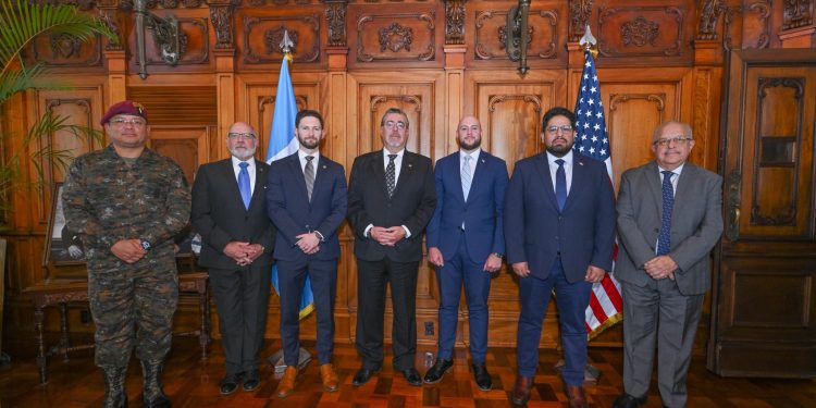 Presidente Arévalo junto a delegados de Estados Unidos, el canciller guatemalteco y el ministro de Defensa Nacional. / Foto: Gobierno de Guatemala.