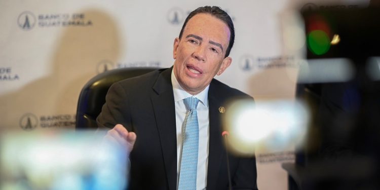 Conferencia de prensa del presidente del Banguat, Álvaro González Ricci