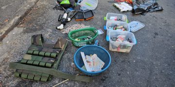 Encuentran posibles ilícitos en un carro abandonado en El Gallito. (Foto: PNC)