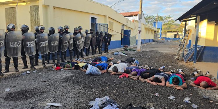 Requisa permite localizar armas, drogas y recuperar equipo penitenciario en cárcel de máxima seguridad Renovación I. (Foto: PNC)
