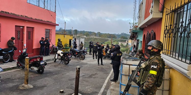 PNC realiza allanamientos en el barrio El Gallito. (Foto: PNC)