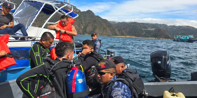Ejército de Guatemala atiende emergencia acuática en el lago de Atitlán. (Foto: Ejército de Guatemala)