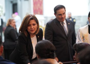 Vicepresidenta Karin Herrera y ministro de Gobernación extendieron sus condolencias a las familias de los agentes de PNC fallecidos. / Foto: PNC.