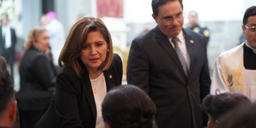 Vicepresidenta Karin Herrera y ministro de Gobernación extendieron sus condolencias a las familias de los agentes de PNC fallecidos. / Foto: PNC.