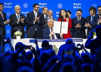 Unos 20 gobernantes firmaron el acta de constitución de la Junta de Paz del presidente Donald Trump, en Davos, Suiza.