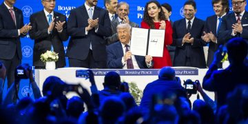 Unos 20 gobernantes firmaron el acta de constitución de la Junta de Paz del presidente Donald Trump, en Davos, Suiza.