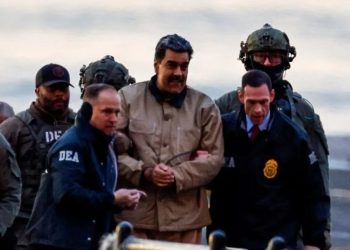 El exgobernante venezolano, Nicolás Maduro, durante su traslado a una corte federal de Manhattan, para su primera declaración.