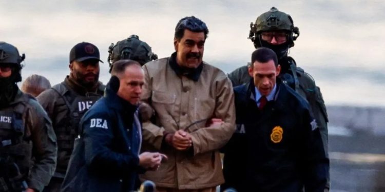 El exgobernante venezolano, Nicolás Maduro, durante su traslado a una corte federal de Manhattan, para su primera declaración.