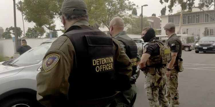 Organizaciones latinas en EE. UU. rechaza que militares participen en redadas antiimigrantes en ese país.