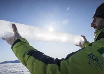 Una de las muestras de hielo extraídas del glaciar Tamir, en Tayikistán.