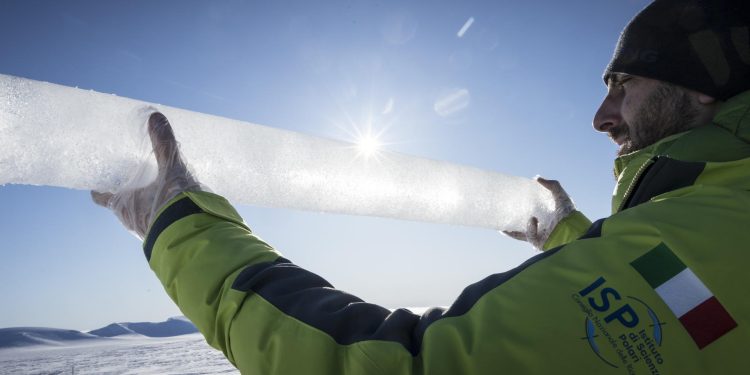 Una de las muestras de hielo extraídas del glaciar Tamir, en Tayikistán.