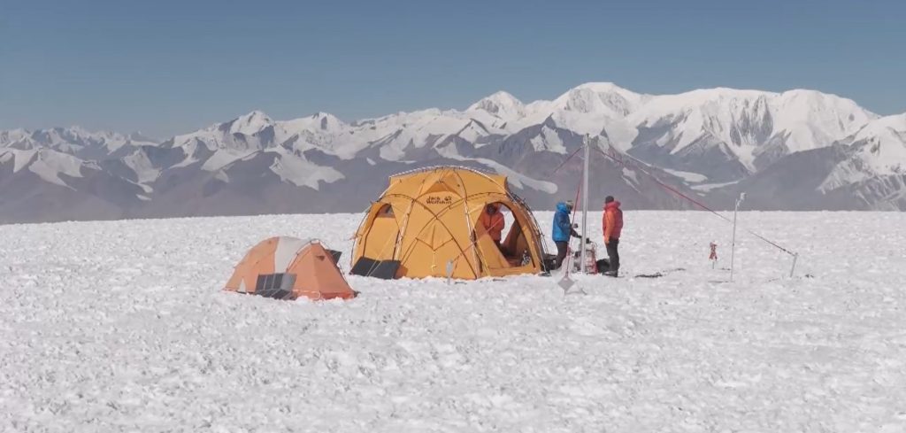 Equipo de científicos inaugura el santuario de la Memoria del Hielo en la Antártida. /Foto: EFE
