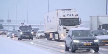 Nevadas en Países Bajos causa acumulación de nieve en carreteras y el cierre del principal aeropuerto del país.