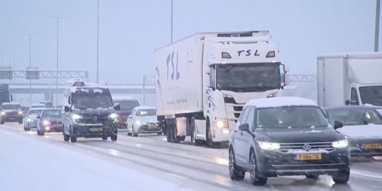 Nevadas en Países Bajos causa acumulación de nieve en carreteras y el cierre del principal aeropuerto del país.