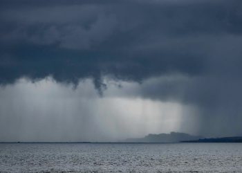 El aumento de la temperatura de los océanos provoca el aumento del nivel del mar, intensifica y prolonga las olas de calor y los fenómenos meteorológicos extremos.
