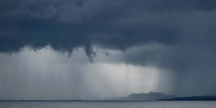 El aumento de la temperatura de los océanos provoca el aumento del nivel del mar, intensifica y prolonga las olas de calor y los fenómenos meteorológicos extremos.