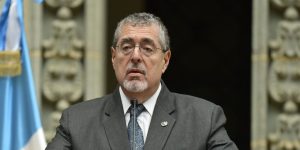 El presidente Bernardo Arévalo señala la detención de Basilio Puac como un golpe desesperado contra la democracia.