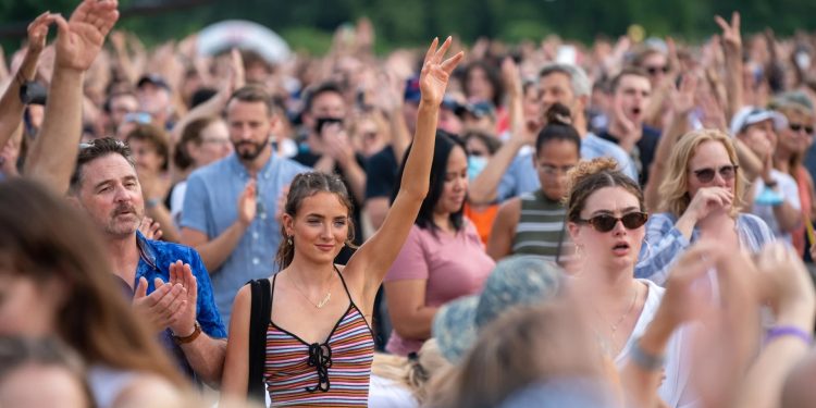 La población de EE. UU. sumó solamente 1.8 millones en 2025, 44 % menos que el año anterior.