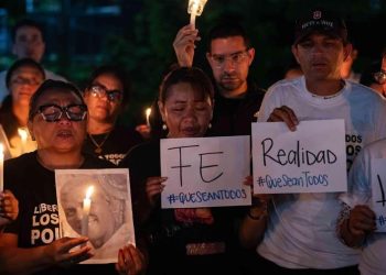 Familiares y otras personas mantienen vigilias mientras esperan la liberación de sus parientes.