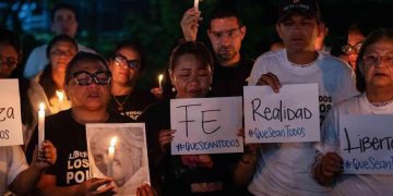 Familiares y otras personas mantienen vigilias mientras esperan la liberación de sus parientes.