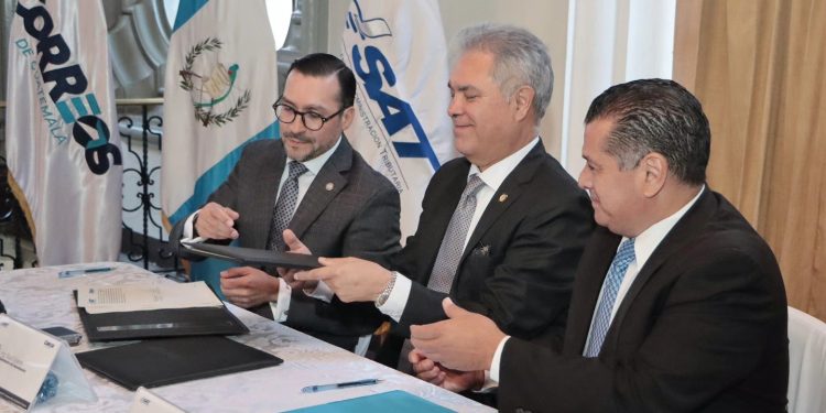 Correos y SAT firman convenio para mejorar el sistema postal./Foto: CIV.