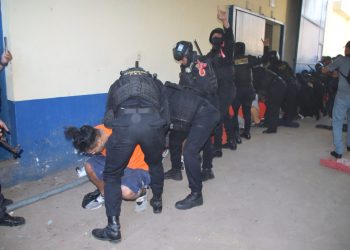 Agentes de la PNC reduce a los reclusos amotinados y retoma el control de la cárcel Fraijanes I, en Escuintla.