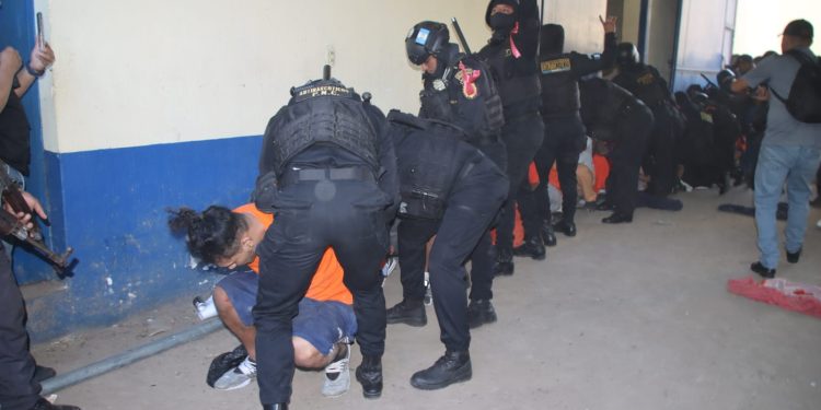 Agentes de la PNC reduce a los reclusos amotinados y retoma el control de la cárcel Fraijanes I, en Escuintla.