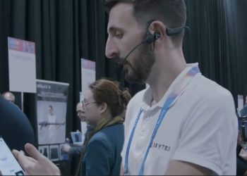 Los teléfonos móviles con inteligencia artificial son algunos de los productos que más atraen en la feria CES 2026. /Foto: captada de video de EFE