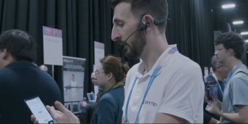 Los teléfonos móviles con inteligencia artificial son algunos de los productos que más atraen en la feria CES 2026. /Foto: captada de video de EFE