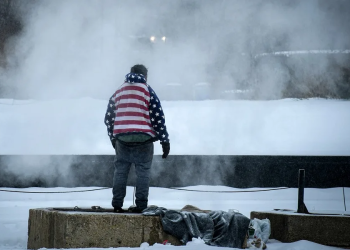 Aunque lo más fuerte de la tormenta invernal en EE. UU. ya pasó, unos 500 mil hogares continúan sin electricidad.