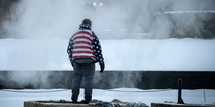 Aunque lo más fuerte de la tormenta invernal en EE. UU. ya pasó, unos 500 mil hogares continúan sin electricidad.