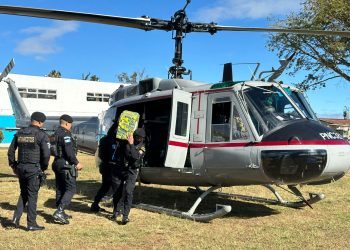 Un helicóptero de la PNC traslada la primera parte de la cocaína incautada en Puerto Quetzal a las bodegas de la SGAIA en la zona 6 capitalina.