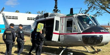 Un helicóptero de la PNC traslada la primera parte de la cocaína incautada en Puerto Quetzal a las bodegas de la SGAIA en la zona 6 capitalina.