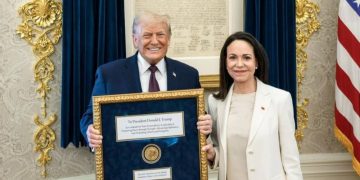 El presidente de EE. UU., Donald Trump, y la líder opositora venezolana María Corina Machado, durante el encuentro en el que ella le entregó la medalla que simboliza el Premio Nobel de la Paz.