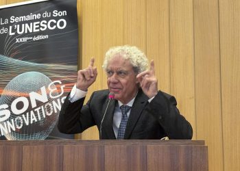 La IA generativa El presidente fundador de la Semana del Sonido de la UNESCO, Christian Hugonnet, durante su discurso inaugural en una conferencia de la Unesco sobre nuevas tecnologías.
