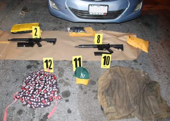 En el vehículo abandonado los agentes localizaron dos fusiles y otros objetos.