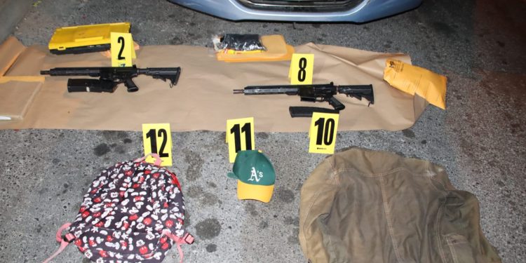 En el vehículo abandonado los agentes localizaron dos fusiles y otros objetos.